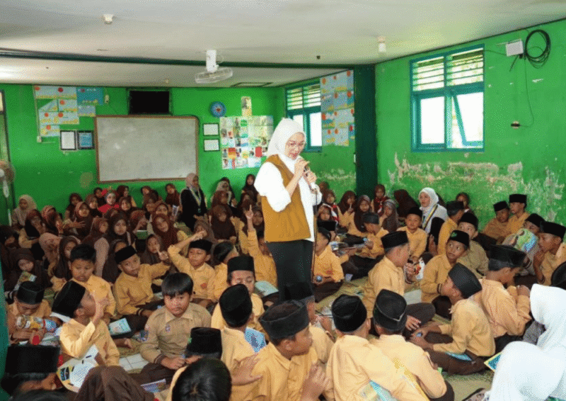 Founder Jendela Dunia Kita (JDK), Rustini Muhaimin terus mengkampayekan gerakan literasi di kalangan pelajar (Foto: Istimewa)