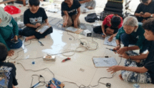 UNY Latih Anak-anak Gedongkiwo Ubah Sampah Plastik Menjadi Wayang Edukatif (for NOLESA.COM)