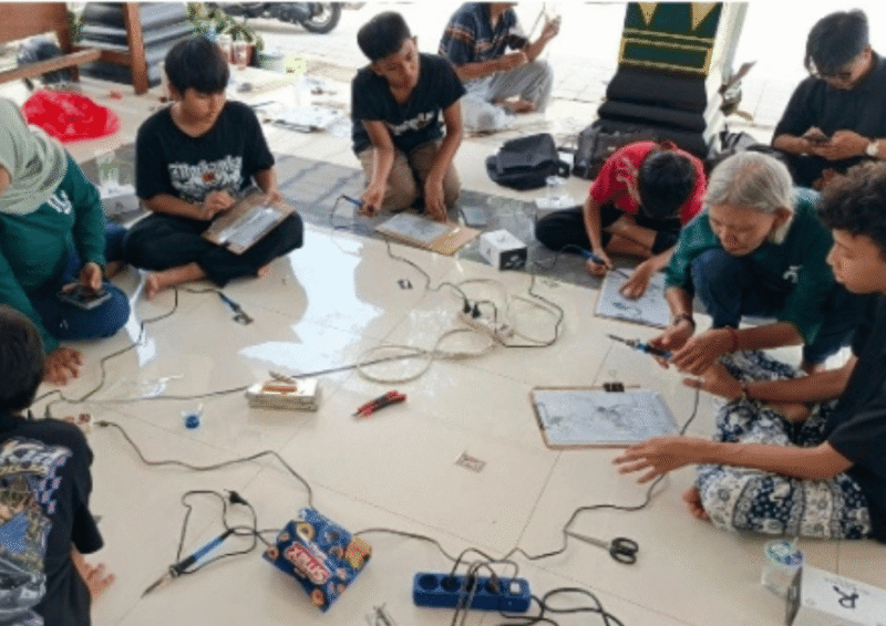 UNY Latih Anak-anak Gedongkiwo Ubah Sampah Plastik Menjadi Wayang Edukatif (for NOLESA.COM)