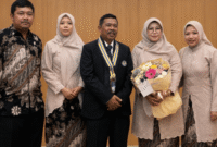 Prof. Dr. Kastam Syamsi, M.Ed, foto bersama keluarga (for NOLESA.COM)