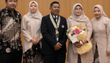 Prof. Dr. Kastam Syamsi, M.Ed, foto bersama keluarga (for NOLESA.COM)
