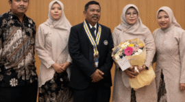 Prof. Dr. Kastam Syamsi, M.Ed, foto bersama keluarga (for NOLESA.COM)