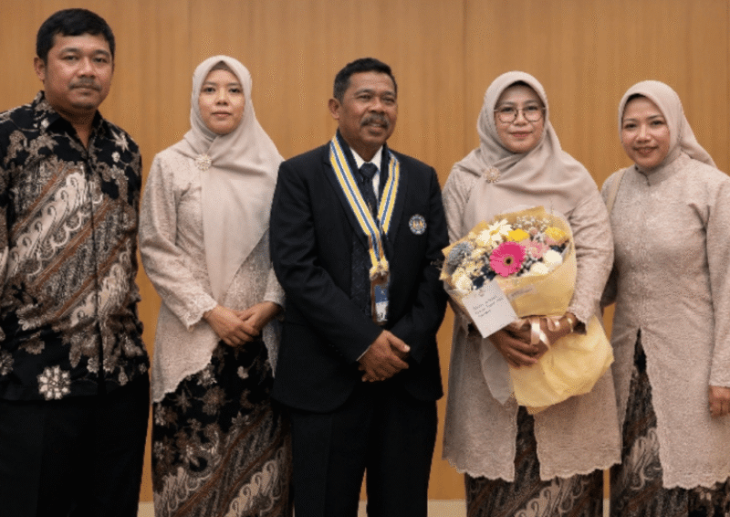 Prof. Dr. Kastam Syamsi, M.Ed, foto bersama keluarga (for NOLESA.COM)