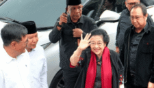 Ketua DPD PDIP Jatim, MH Said Abdullah mendampingi Megawati Soekarnoputri
berziarah di Makam Bung Karno, Minggu, 14/6/2026 (Foto: Istimewa)