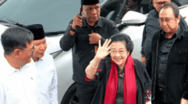 Ketua DPD PDIP Jatim, MH Said Abdullah mendampingi Megawati Soekarnoputri
berziarah di Makam Bung Karno, Minggu, 14/6/2026 (Foto: Istimewa)