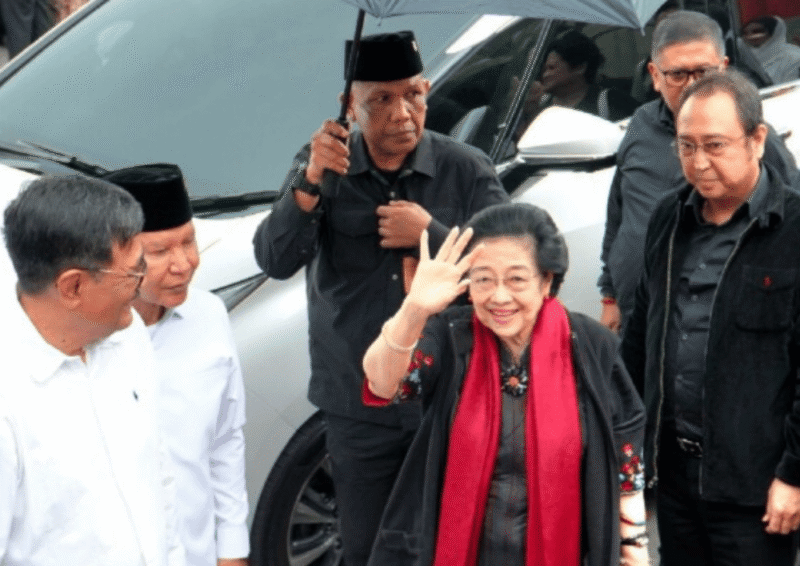 Ketua DPD PDIP Jatim, MH Said Abdullah mendampingi Megawati Soekarnoputri
berziarah di Makam Bung Karno, Minggu, 14/6/2026 (Foto: Istimewa)
