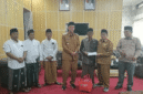 Wakil Bupati Sumenep KH Imam Hasyim menyerahkan bantuan kepada korban kebakaran (Foto: Istimewa)