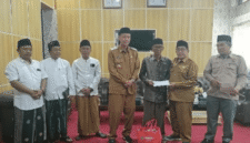 Wakil Bupati Sumenep KH Imam Hasyim menyerahkan bantuan kepada korban kebakaran (Foto: Istimewa)