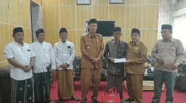 Wakil Bupati Sumenep KH Imam Hasyim menyerahkan bantuan kepada korban kebakaran (Foto: Istimewa)