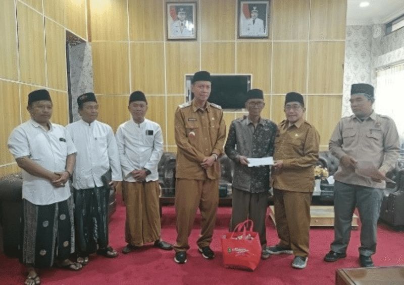 Wakil Bupati Sumenep KH Imam Hasyim menyerahkan bantuan kepada korban kebakaran (Foto: Istimewa)