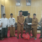 Wakil Bupati Sumenep KH Imam Hasyim menyerahkan bantuan kepada korban kebakaran (Foto: Istimewa)