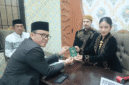 Kepala KUA Kecamatan Kota Sumenep, Marwan menyerahkan buku nikah usai akad (Foto: Istimewa)