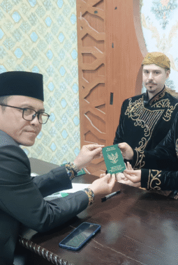 Haru di KUA Kota Sumenep, Mualaf Prancis Menikahi Perempuan Pamolokan