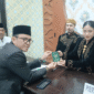 Kepala KUA Kecamatan Kota Sumenep, Marwan menyerahkan buku nikah usai akad (Foto: Istimewa)
