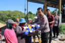 Kapolres Sumenep, AKBP Anang Hardiyanto, menyerahkan bantuan kepada pemulung di TPA Batuan (Foto: Istimewa)