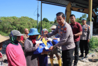 Kapolres Sumenep, AKBP Anang Hardiyanto, menyerahkan bantuan kepada pemulung di TPA Batuan (Foto: Istimewa)