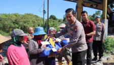 Kapolres Sumenep, AKBP Anang Hardiyanto, menyerahkan bantuan kepada pemulung di TPA Batuan (Foto: Istimewa)