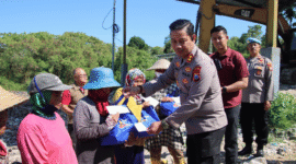 Kapolres Sumenep, AKBP Anang Hardiyanto, menyerahkan bantuan kepada pemulung di TPA Batuan (Foto: Istimewa)