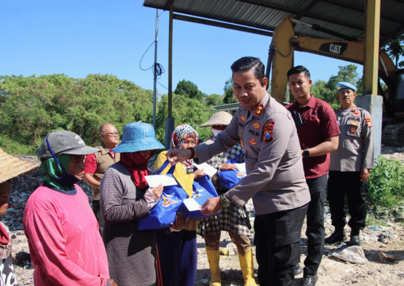 Kapolres Sumenep, AKBP Anang Hardiyanto, menyerahkan bantuan kepada pemulung di TPA Batuan (Foto: Istimewa)