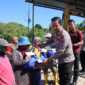 Kapolres Sumenep, AKBP Anang Hardiyanto, menyerahkan bantuan kepada pemulung di TPA Batuan (Foto: Istimewa)