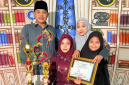 Nayla Fakhirah Najmy foto bersama dengan kedua orang tua dan adiknya usai dinobatkan sebagai siswi teladan (for NOLESA.COM)