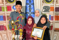 Nayla Fakhirah Najmy foto bersama dengan kedua orang tua dan adiknya usai dinobatkan sebagai siswi teladan (for NOLESA.COM)