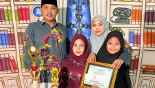 Nayla Fakhirah Najmy foto bersama dengan kedua orang tua dan adiknya usai dinobatkan sebagai siswi teladan (for NOLESA.COM)