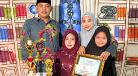 Nayla Fakhirah Najmy foto bersama dengan kedua orang tua dan adiknya usai dinobatkan sebagai siswi teladan (for NOLESA.COM)