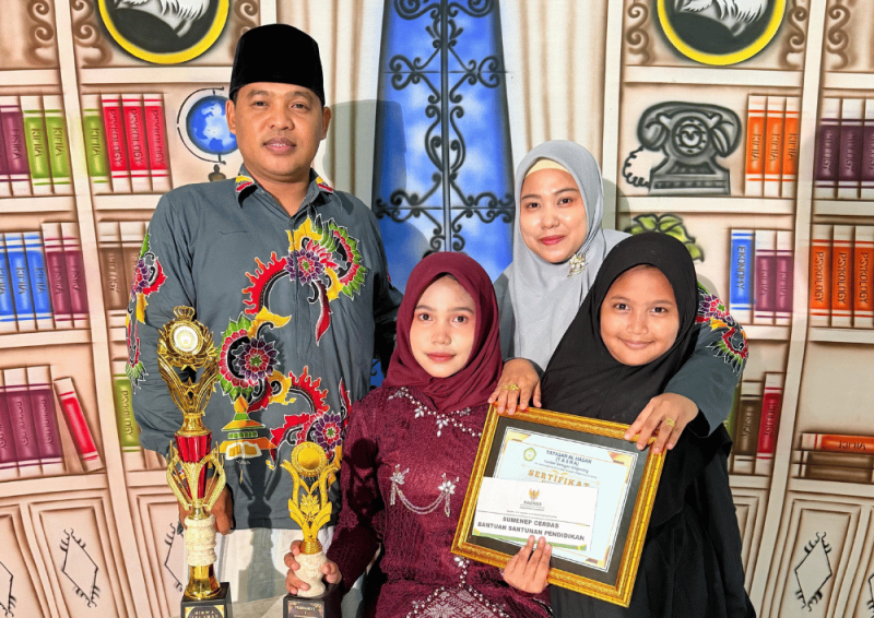 Nayla Fakhirah Najmy foto bersama dengan kedua orang tua dan adiknya usai dinobatkan sebagai siswi teladan (for NOLESA.COM)