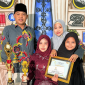 Nayla Fakhirah Najmy foto bersama dengan kedua orang tua dan adiknya usai dinobatkan sebagai siswi teladan (for NOLESA.COM)