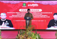 Bupati Fauzi sambutan dalam acara penyerahan bantuan hibah kelembagaan, beasiswa, dan penyandang disabilitas (Foto: Istimewa)