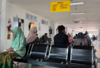 Pengunjung antre di Poli Terpadu RSUD dr. H. Moh. Anwar Sumenep (Foto: NOLESA.COM)
