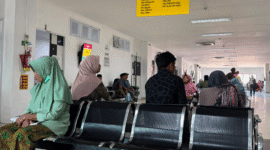 Pengunjung antre di Poli Terpadu RSUD dr. H. Moh. Anwar Sumenep (Foto: NOLESA.COM)