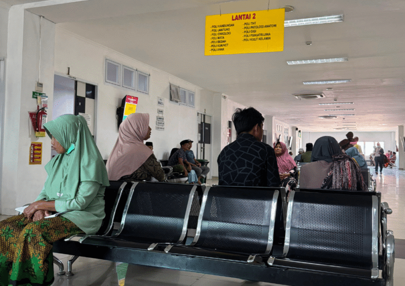 Pengunjung antre di Poli Terpadu RSUD dr. H. Moh. Anwar Sumenep (Foto: NOLESA.COM)