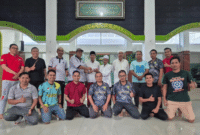 Aksi bersih-bersih masjid oleh keluarga besar BPRS Bhakti Sumekar (Foto: Istimewa)