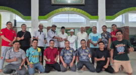Aksi bersih-bersih masjid oleh keluarga besar BPRS Bhakti Sumekar (Foto: Istimewa)