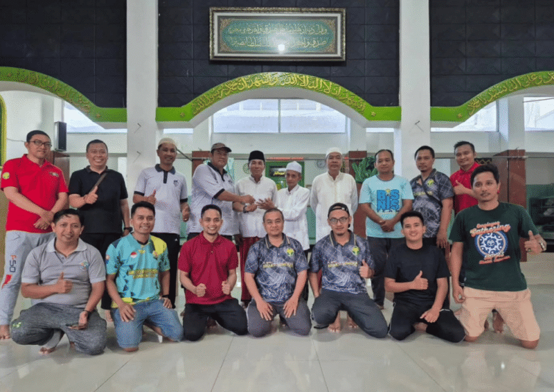 Aksi bersih-bersih masjid oleh keluarga besar BPRS Bhakti Sumekar (Foto: Istimewa)