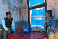 Ketua Baznas Sumenep Ahmad Rahman berbincang dengan Ibu Jatem (Foto: NOLESA.COM)