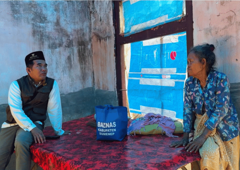 Ketua Baznas Sumenep Ahmad Rahman berbincang dengan Ibu Jatem (Foto: NOLESA.COM)