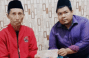 Wakil Ketua Bidang Keanggotaan, Organisasi, dan Sumber Daya DPC PDI Perjuangan Sumenep, Tarsawi, saat bersilaturahmi dengan pengasuh madrasah, Ustaz Khothibur Umam (Foto: Istimewa)