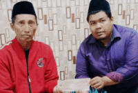 Wakil Ketua Bidang Keanggotaan, Organisasi, dan Sumber Daya DPC PDI Perjuangan Sumenep, Tarsawi, saat bersilaturahmi dengan pengasuh madrasah, Ustaz Khothibur Umam (Foto: Istimewa)