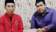 Wakil Ketua Bidang Keanggotaan, Organisasi, dan Sumber Daya DPC PDI Perjuangan Sumenep, Tarsawi, saat bersilaturahmi dengan pengasuh madrasah, Ustaz Khothibur Umam (Foto: Istimewa)
