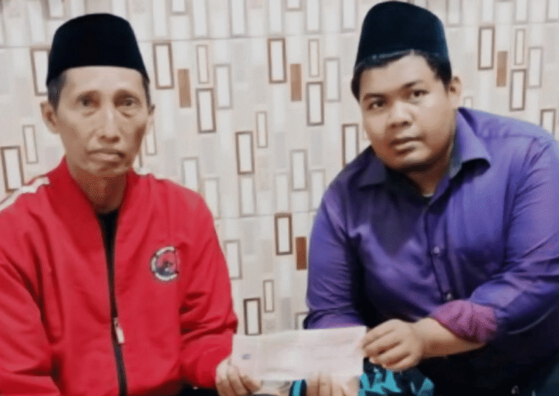 Wakil Ketua Bidang Keanggotaan, Organisasi, dan Sumber Daya DPC PDI Perjuangan Sumenep, Tarsawi, saat bersilaturahmi dengan pengasuh madrasah, Ustaz Khothibur Umam (Foto: Istimewa)