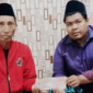 Wakil Ketua Bidang Keanggotaan, Organisasi, dan Sumber Daya DPC PDI Perjuangan Sumenep, Tarsawi, saat bersilaturahmi dengan pengasuh madrasah, Ustaz Khothibur Umam (Foto: Istimewa)