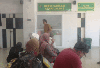 Pengunjung Poli Terpadu RSUD dr. H. Moh. Anwar Sumenep antre untuk mendapatkan pelayanan kesehatan (Foto: Istimewa)