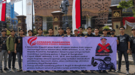 Gerakan Mahasiswa Pemuda Peduli Madura menggelar aksi demonstrasi di depan Mabes Polri atau Baharkam pada Senin, 20/7/2026 (for NOLESA.COM)