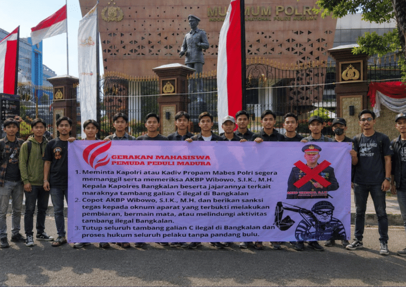 Gerakan Mahasiswa Pemuda Peduli Madura menggelar aksi demonstrasi di depan Mabes Polri atau Baharkam pada Senin, 20/7/2026 (for NOLESA.COM)