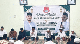 Camat Gapura, Sumenep, Kamiluddin saat menghadiri Dzikro Maulid Nabi Muhammad SAW dan Rokat Desa Longos, Senin malam, 27/7/2026 (for NOLESA.COM)