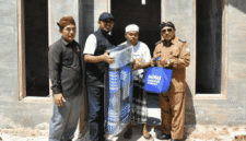 Bupati Fauzi bersama Ketua Baznas saat menyerahkan bantuan RTLH secara simbolis di Kecamatan Lenteng dan Ganding, Selasa, 28/7/2026 (Foto: Istimewa)