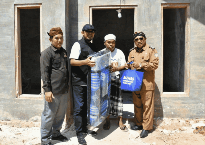 Bupati Fauzi bersama Ketua Baznas saat menyerahkan bantuan RTLH secara simbolis di Kecamatan Lenteng dan Ganding, Selasa, 28/7/2026 (Foto: Istimewa)